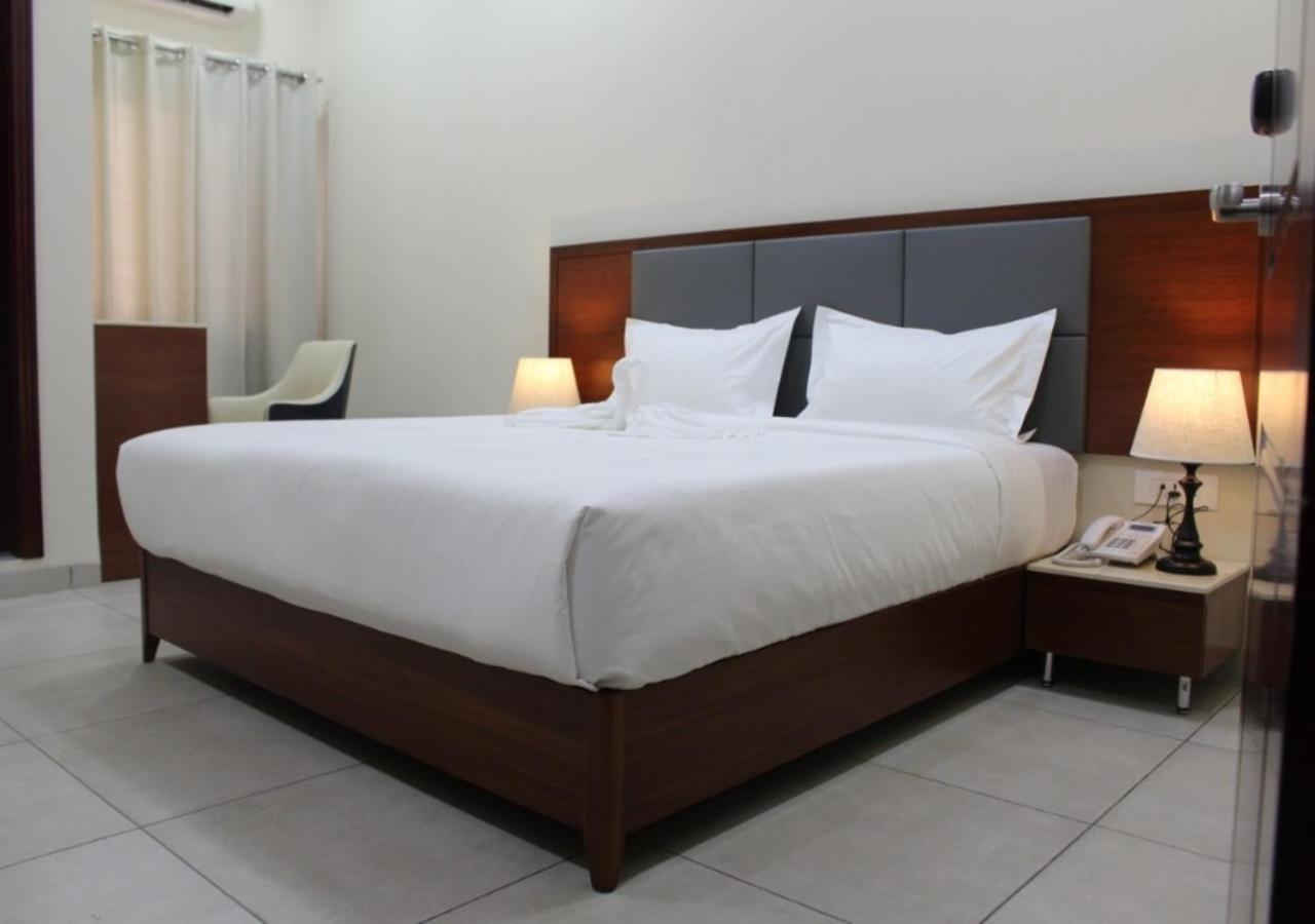 Ixoras Hotel Kinshasa Extérieur photo